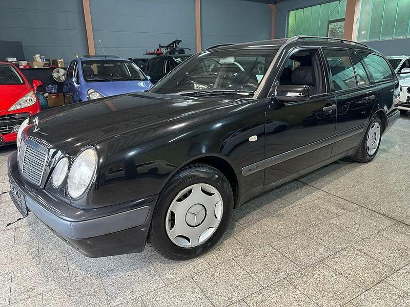 Schwarz Gebraucht 1998 Mercedes E200 Limousine | 1.990 € (Superpreis) - Bild 1/4
