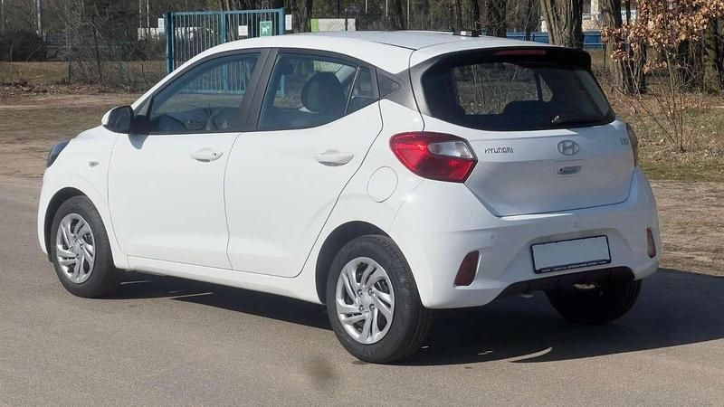 Gebraucht Hyundai i10 Select 63 PS (46 kW) 2024 Atlas white Kleinwagen