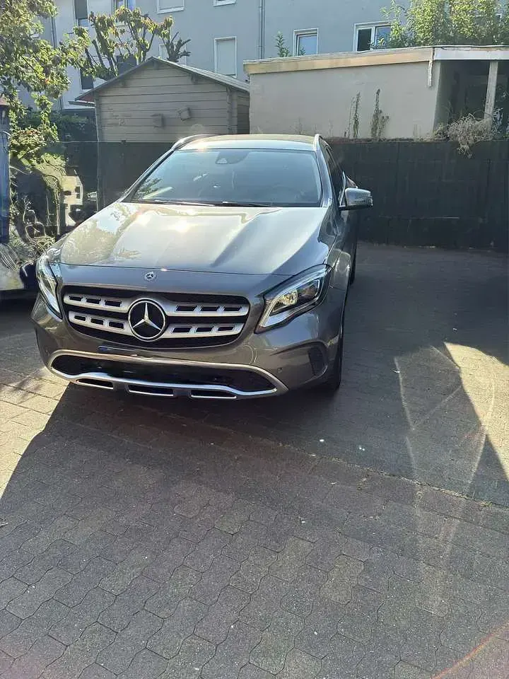 Gebraucht Mercedes GLA180 122 PS (89 kW) 2020 Grau SUV