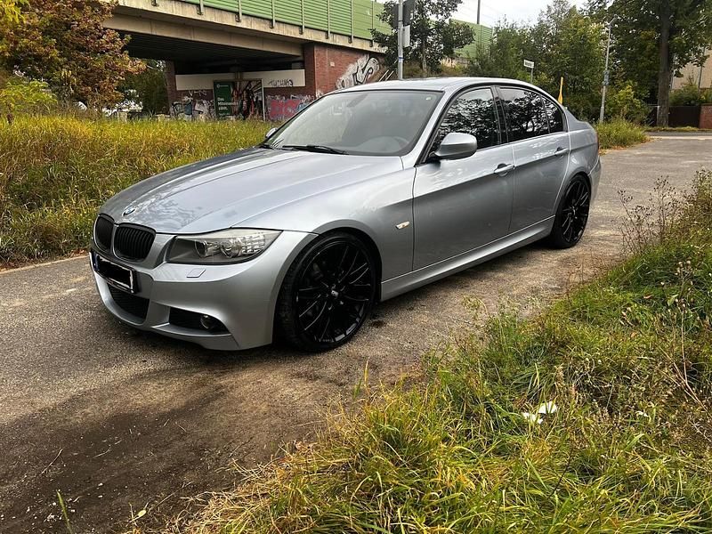 Blau Gebraucht 2011 BMW 320 M Sport Limousine | 5.400 € (Superpreis) - Bild 1/4