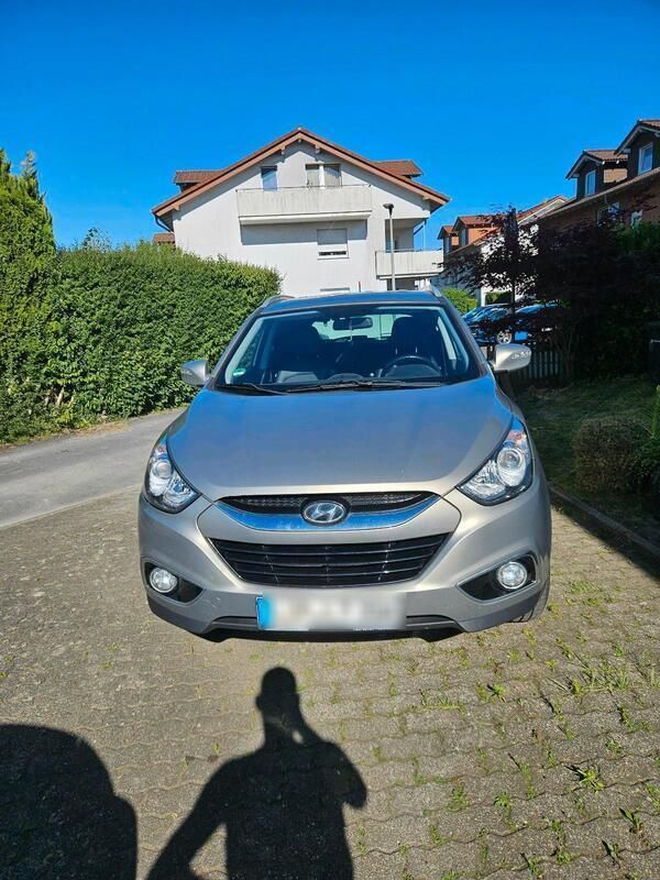 Grau Gebraucht 2010 Hyundai ix35 Style SUV | 12.300 € (Teuer) - Bild 1/4