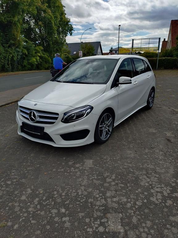 Gebraucht Mercedes B180 AMG line 122 PS (89 kW) 2018 Weiß Van / Kleinbus