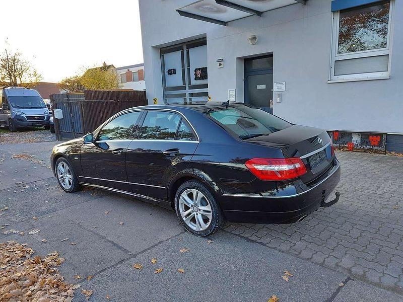 Schwarz Gebraucht 2010 Mercedes E200 Avantgarde Limousine | 9.790 € (Guter Preis) - Bild 1/4