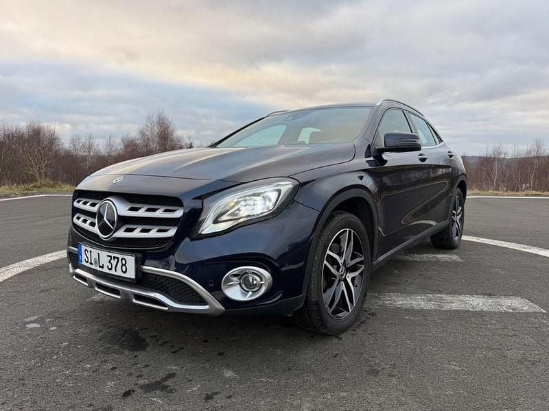 Blau Gebraucht 2018 Mercedes GLA220 SUV | 16.970 € (Guter Preis) - Bild 1/4