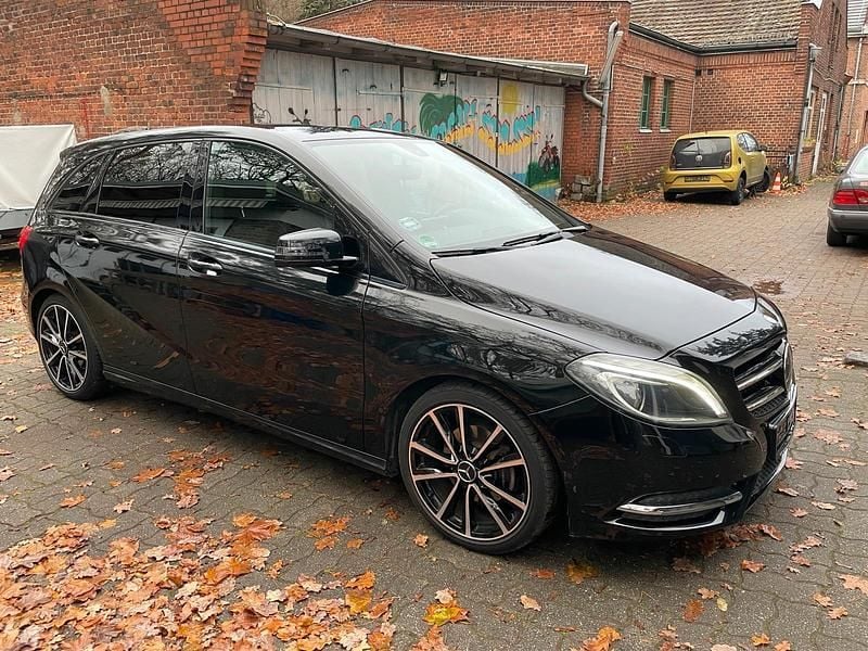 Schwarz Gebraucht 2014 Mercedes B180 Van / Kleinbus | 9.600 € (Guter Preis) - Bild 1/4