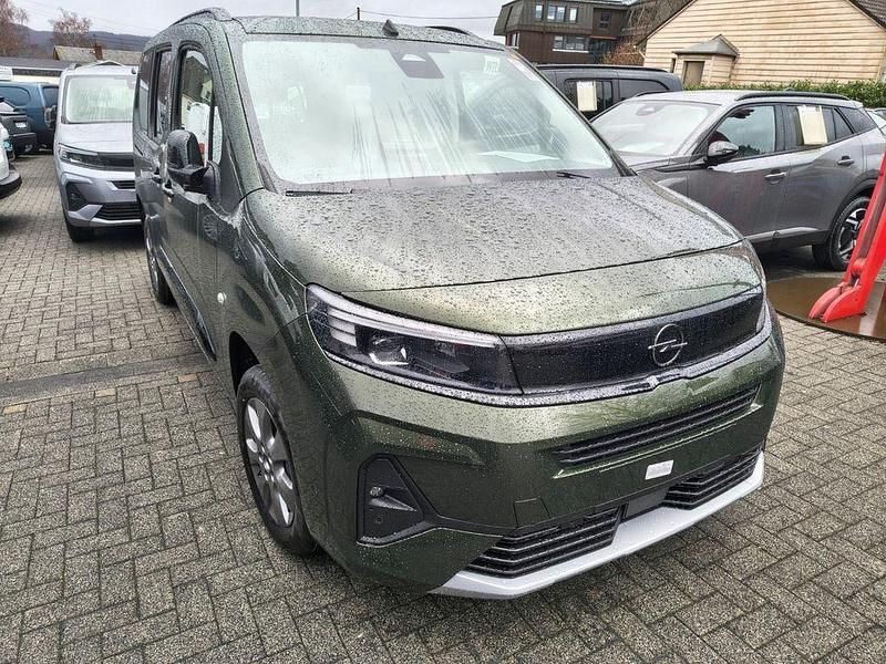 Neu Opel Combo Life 131 PS (96 kW) 2026 Gruen Van / Kleinbus