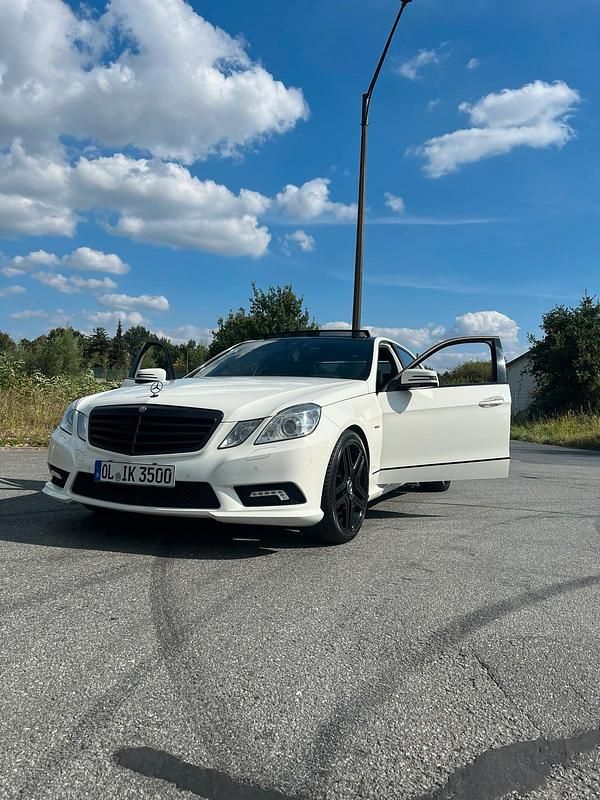 Weiß Gebraucht 2011 Mercedes E350 Limousine | 11.000 € (Fairer Preis) - Bild 1/4