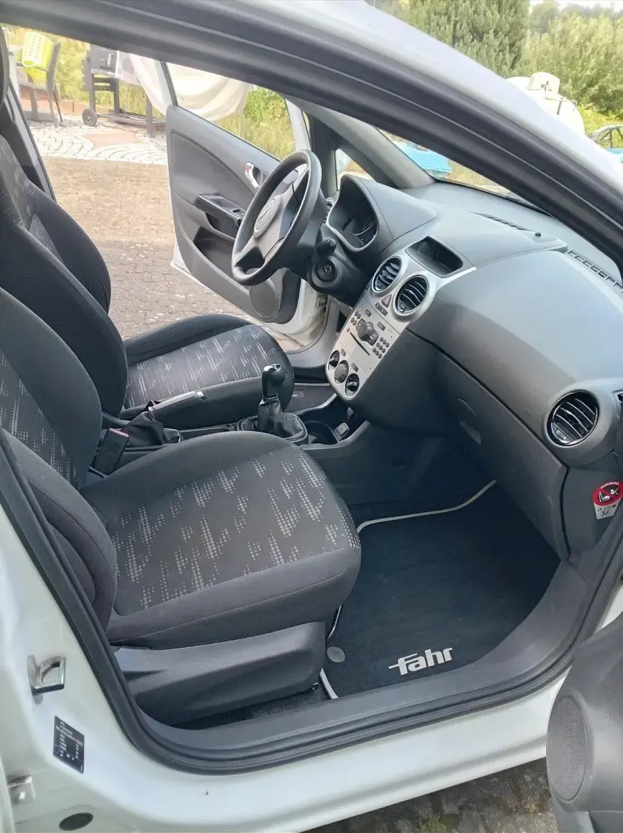 Gebraucht Opel Corsa 69 PS (50 kW) 2014 Weiß Kleinwagen
