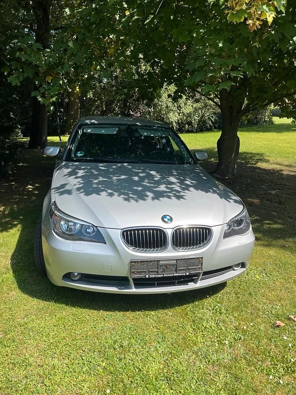 Silber Gebraucht 2006 BMW 523 Limousine | 2.100 € (Superpreis) - Bild 1/4