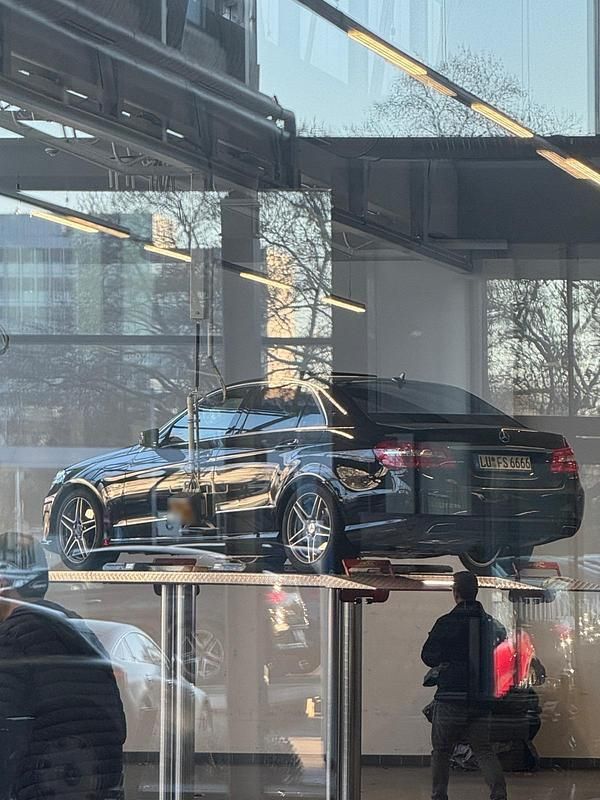 Gebraucht Mercedes E300 AMG 231 PS (169 kW) 2011 Schwarz Limousine