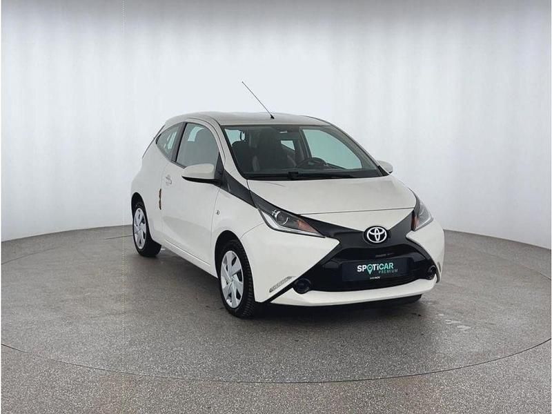 Gebraucht Toyota Aygo X-play 69 PS (50 kW) 2018 Weiß Kleinwagen