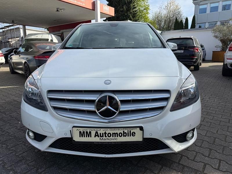 Gebraucht Mercedes B180 122 PS (89 kW) 2012 Weiß Van / Kleinbus