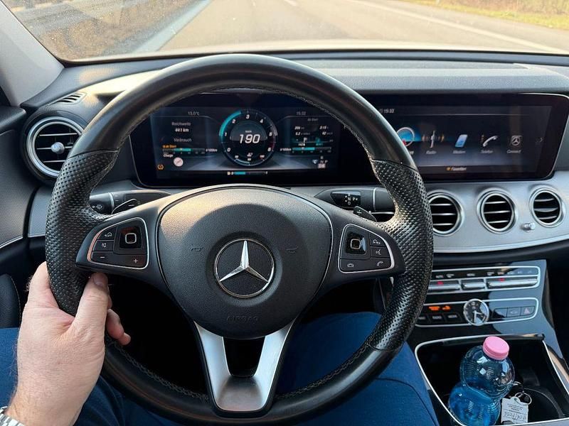 Gebraucht Mercedes E220 Avantgarde 194 PS (142 kW) 2016 Weiß Limousine