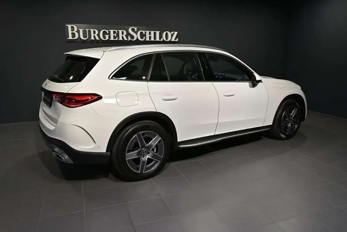 Gebraucht Mercedes GLC300 AMG 269 PS (197 kW) 2024 Unilack polarweiß SUV