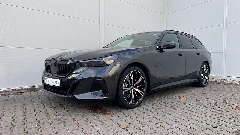 Sophistograu brillanteffekt Neu 2025 BMW 520 Comfort Edition Kombi | 72.890 € (Teuer) - Bild 1/4