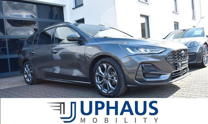 Grau Gebraucht 2024 Ford Focus ST-Line Limousine | 22.950 € (Superpreis) - Bild 1/4