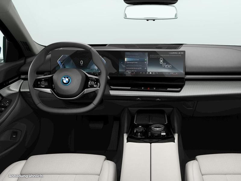 Gebraucht BMW 550e 489 PS (359 kW) 2024 Blau Limousine