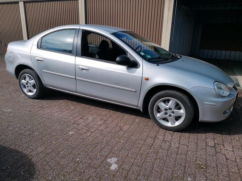 Second-hand Chrysler Neon 133 CP (97 kW) 2000 Argintiu Berlinǎ