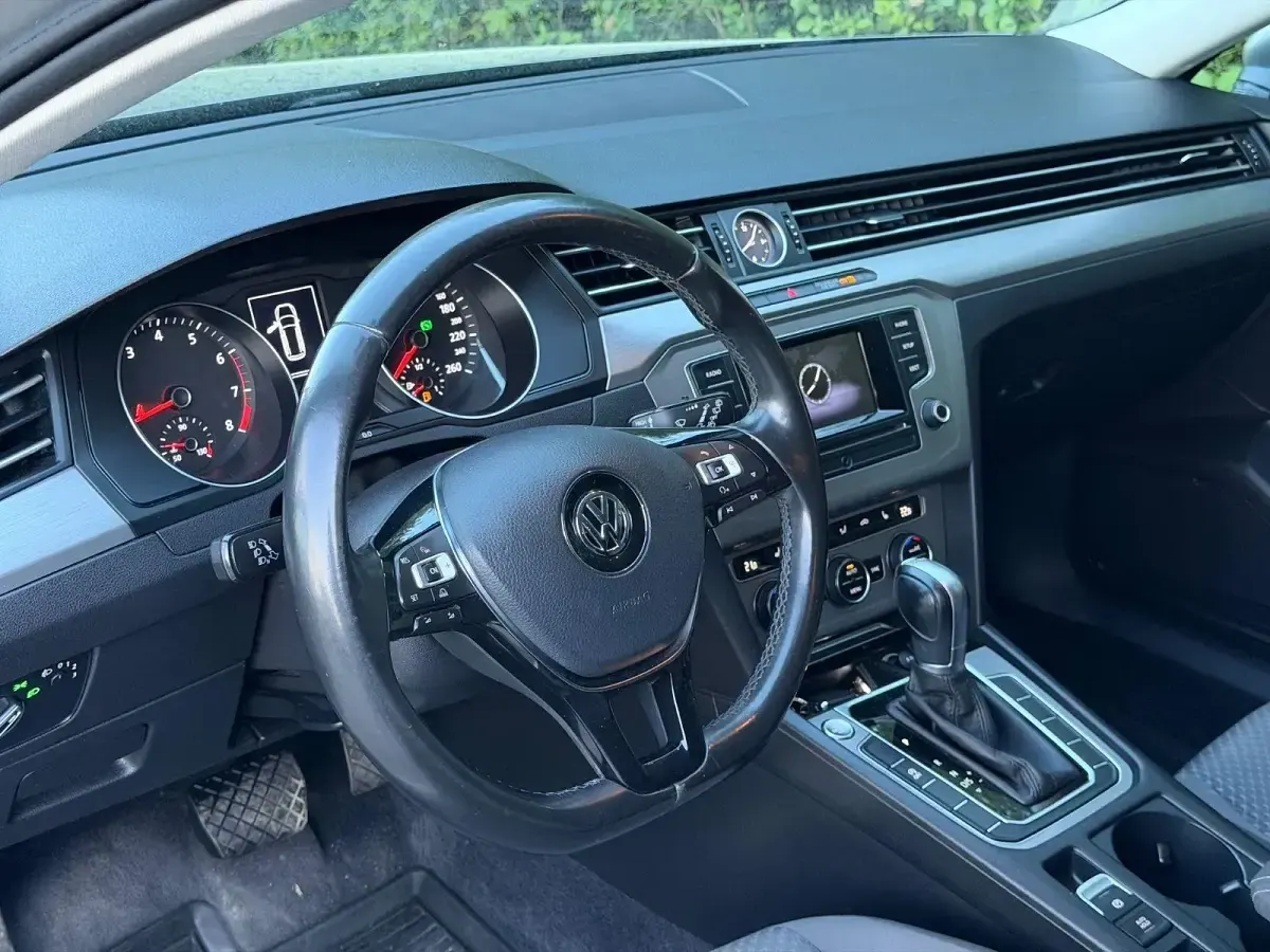 Gebraucht VW Passat Trendline 125 PS (91 kW) 2017 Silber Kombi