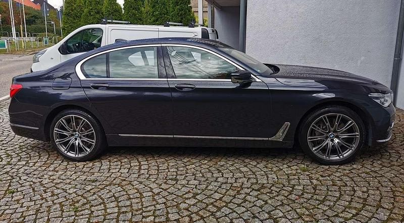 Schwarz Gebraucht 2016 BMW 750 Executive Limousine | 39.950 € (Fairer Preis) - Bild 1/4