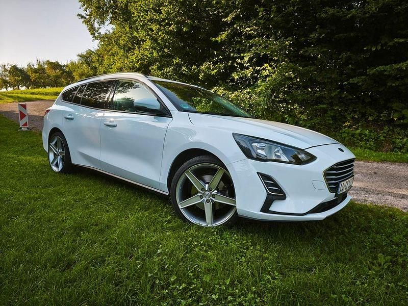 Weiß Gebraucht 2019 Ford Focus Trend Limousine | 11.550 € (Superpreis) - Bild 1/4