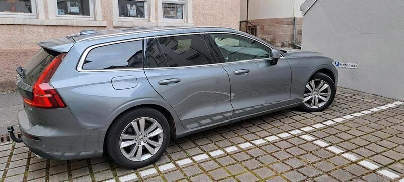 Grau Gebraucht 2020 Volvo V60 Momentum Kombi | 24.250 € (Superpreis) - Bild 1/4