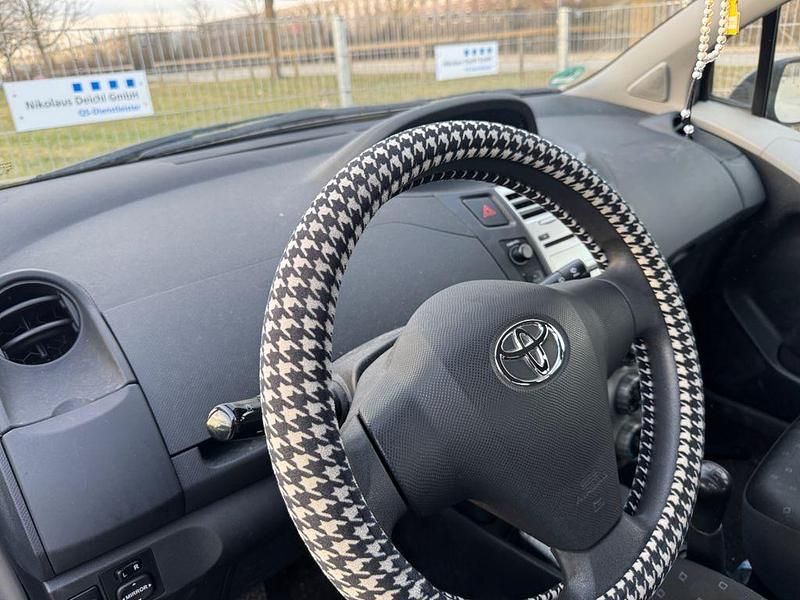 Gebraucht Toyota Yaris 69 PS (50 kW) 2009 Grau Kleinwagen