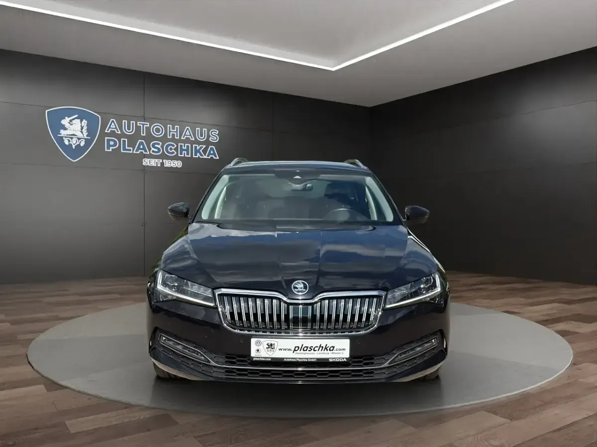 Gebraucht Skoda Superb Style 200 PS (147 kW) 2024 Schwarzmagic perleffekt Kombi