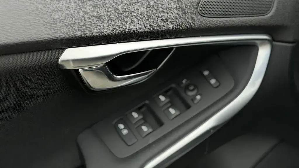 Gebraucht Volvo V40 You! 114 PS (83 kW) 2015 Schwarz Limousine