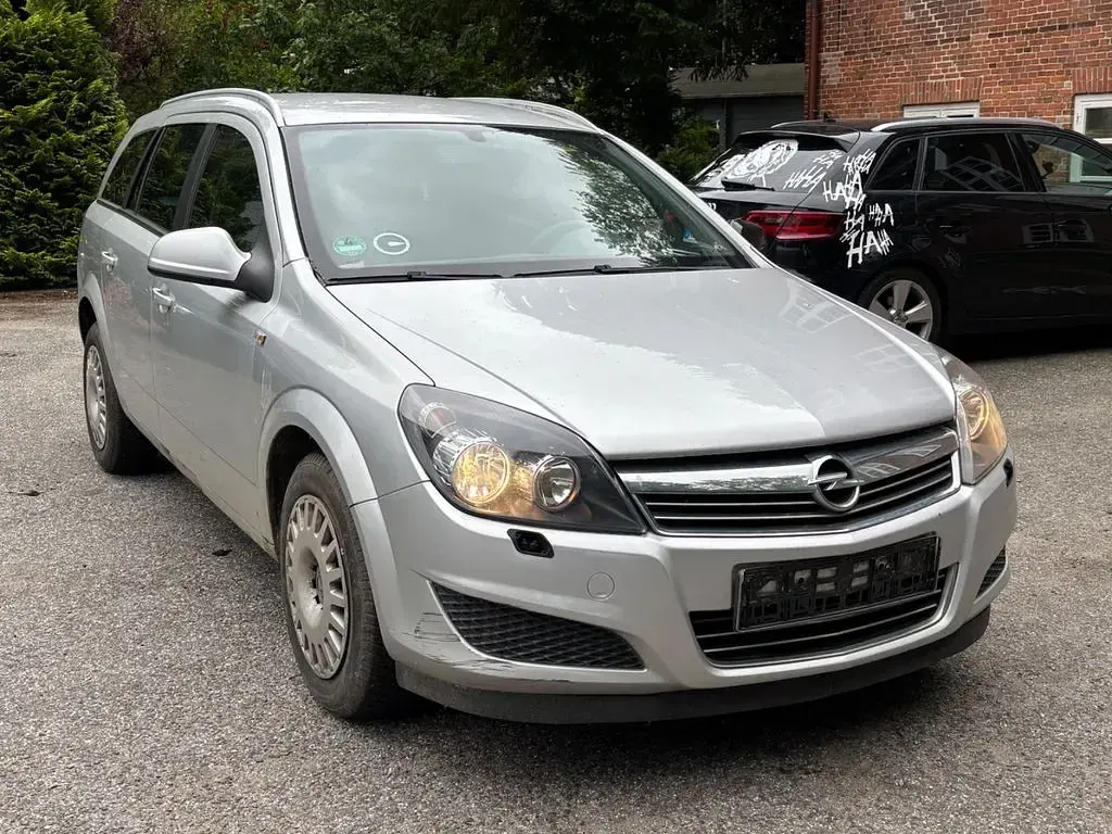 Gebraucht Opel Astra Selection 116 PS (85 kW) 2011 Silber Limousine