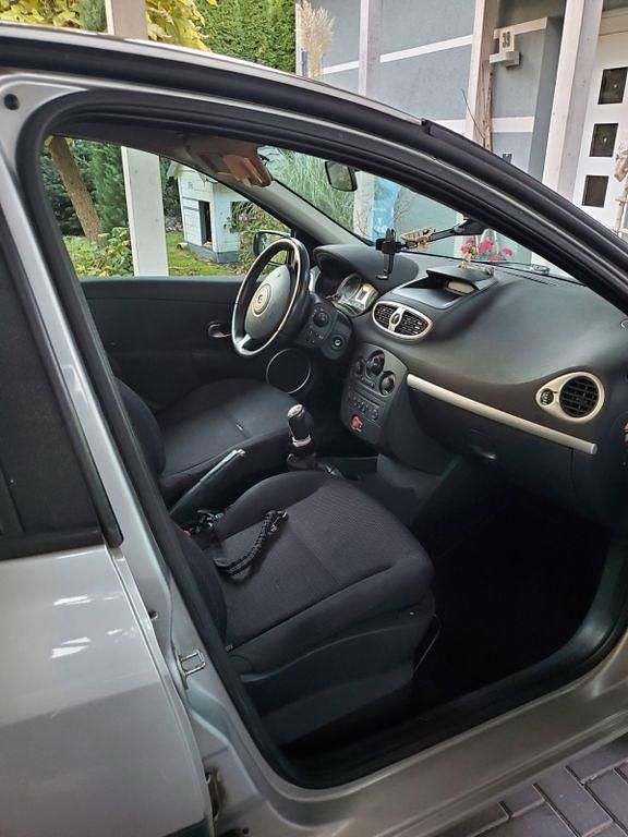Gebraucht Renault Clio II 75 PS (55 kW) 2006 Silber Limousine