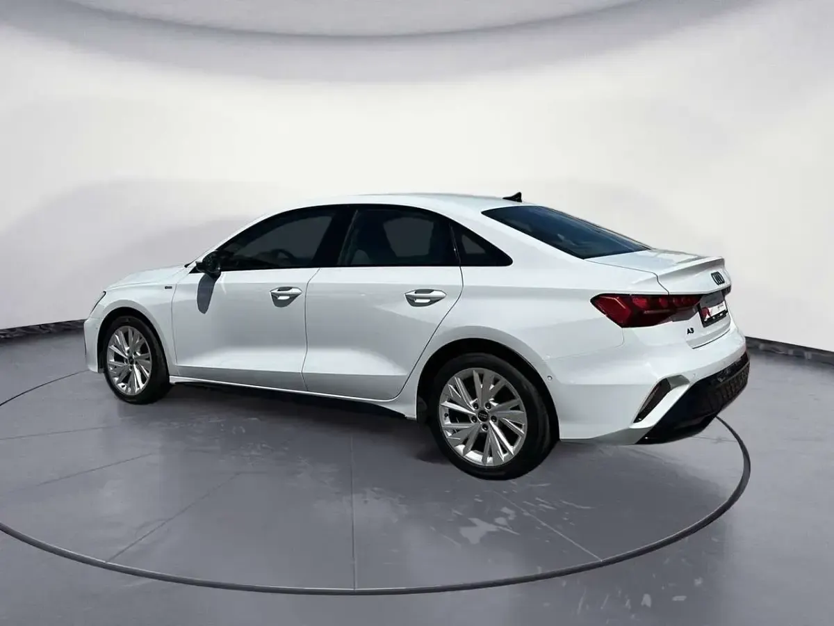 Gebraucht Audi A3 S-Line 116 PS (85 kW) 2025 Gletscherweiß metallic Limousine