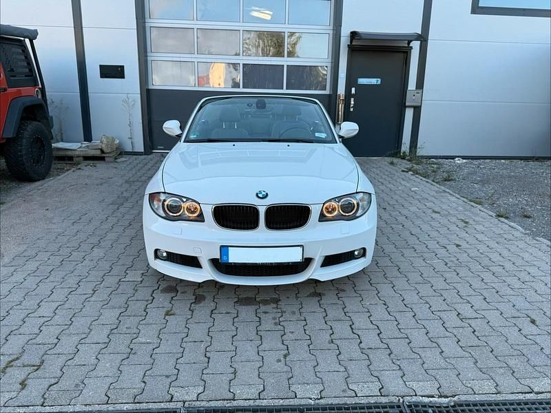 Weiß Gebraucht 2010 BMW 125 Cabriolet M Sport Cabrio | 11.600 € - Bild 1/4