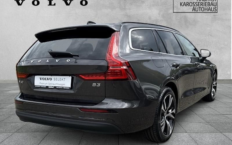 Gebraucht Volvo V60 Core 163 PS (119 kW) 2024 Grau Kombi