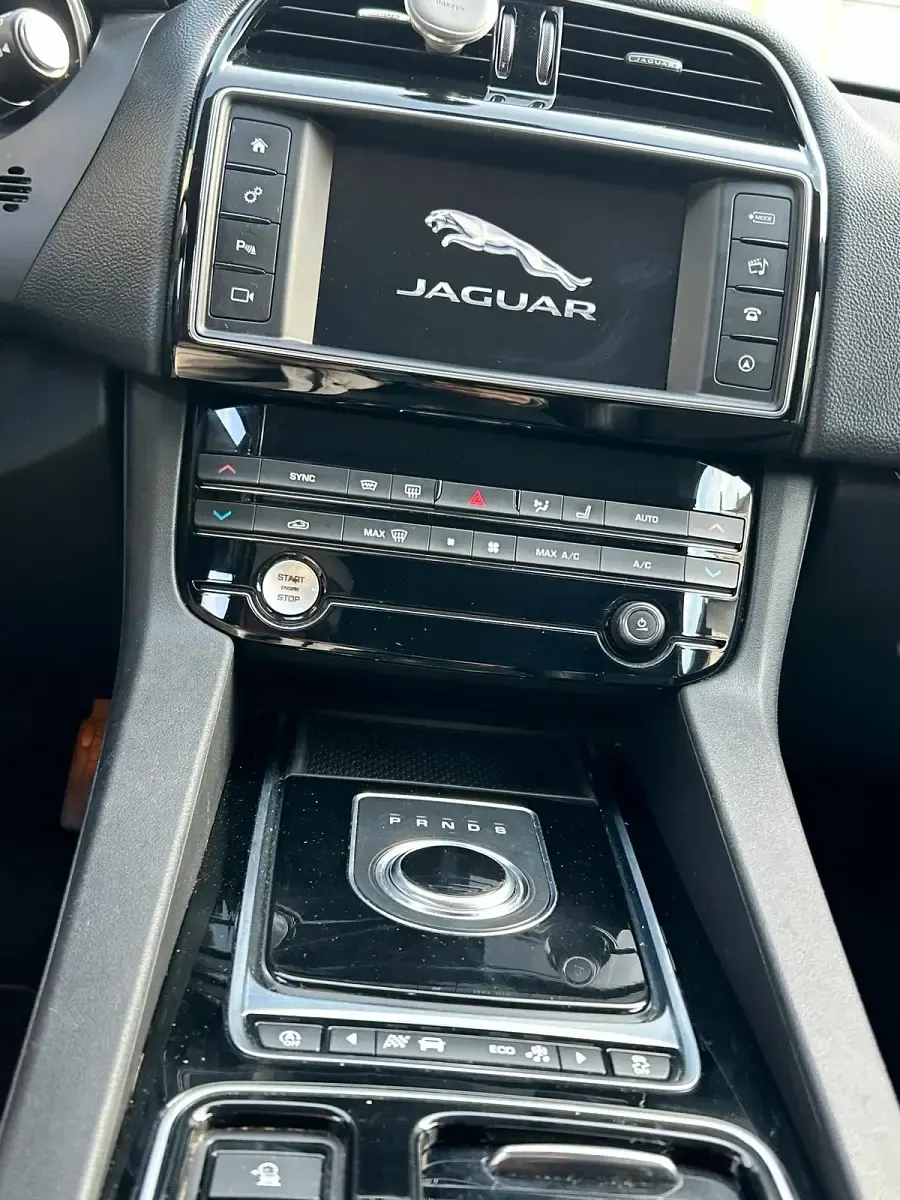 Gebraucht Jaguar F-Pace Portfolio 241 PS (177 kW) 2018 Grau SUV