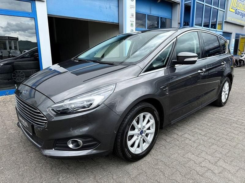 Grau Gebraucht 2018 Ford S-MAX Titanium Van / Kleinbus | 12.990 € (Superpreis) - Bild 1/4