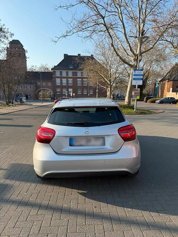 Gebraucht Mercedes A180 122 PS (89 kW) 2016 Silber Limousine