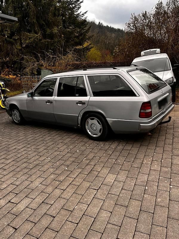 Gebraucht Mercedes E250 113 PS (83 kW) 1989 Silber Kombi