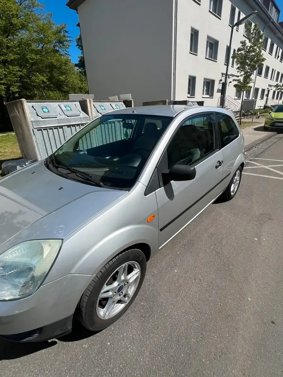 Gebraucht Ford Fiesta 60 PS (44 kW) 2009 Silber Kleinwagen