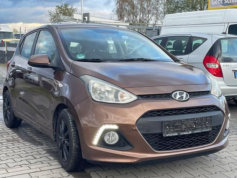Gebraucht Hyundai i10 Edition 67 PS (49 kW) 2015 Braun Kleinwagen