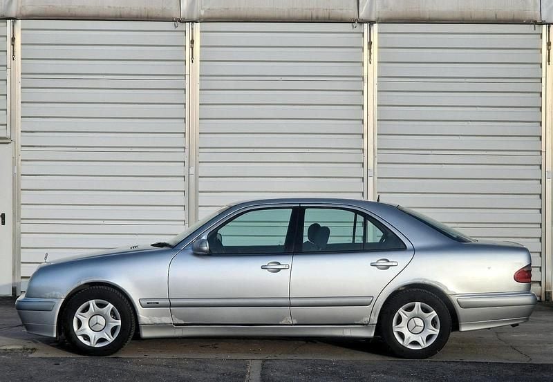 Gebraucht Mercedes E220 143 PS (105 kW) 1999 Limousine