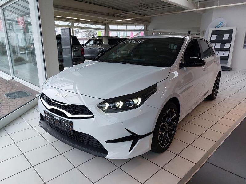 Weiß Neu 2025 Kia Ceed Kleinwagen | 25.400 € (Fairer Preis) - Bild 1/4
