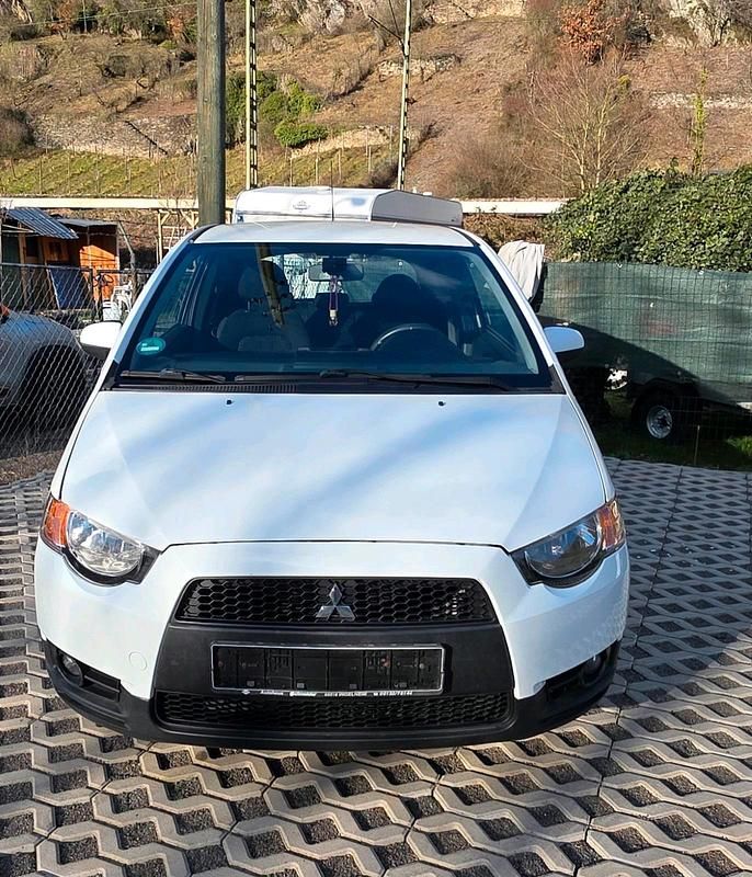 Gebraucht Mitsubishi Colt 75 PS (55 kW) 2010 Weiß Kleinwagen