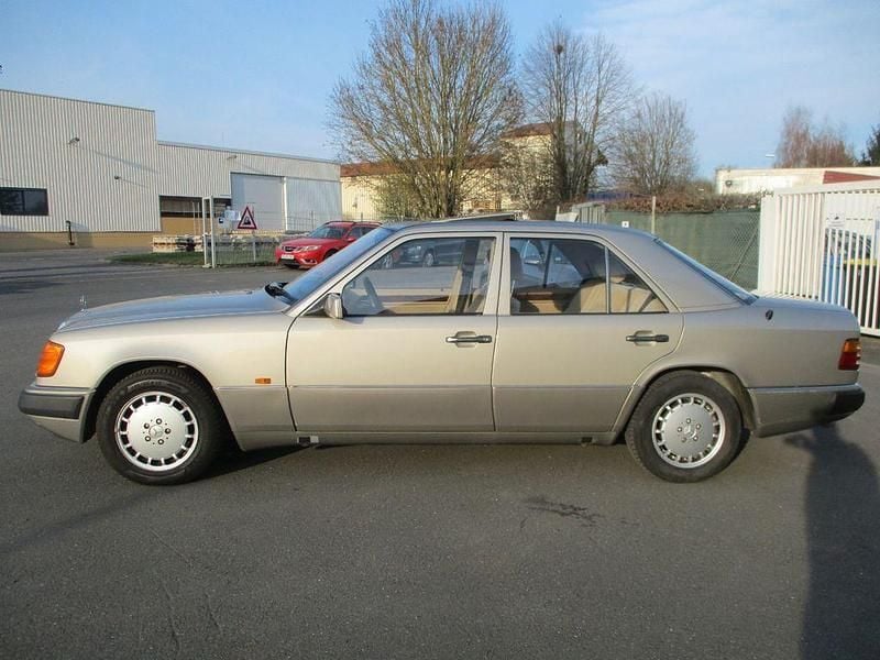 Gebraucht Mercedes E260 160 PS (117 kW) 1990 Silber Limousine