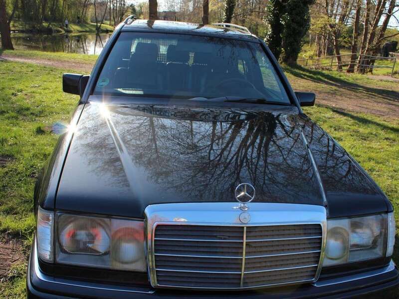 Schwarz Gebraucht 1991 Mercedes E300 Kombi | 10.800 € - Bild 1/4