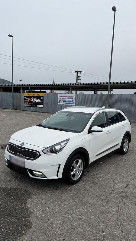 Gebraucht Kia Niro Silver 141 PS (103 kW) 2017 Weiß SUV