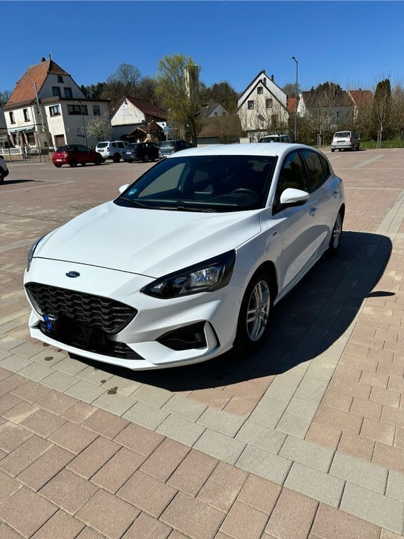 Weiß Gebraucht 2019 Ford Focus ST-Line Limousine | 17.000 € (Fairer Preis) - Bild 1/4