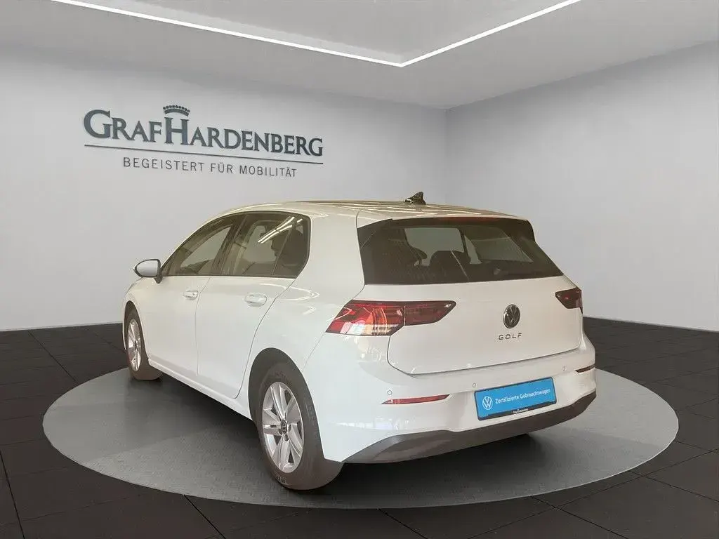 Gebraucht VW Golf VIII Life 131 PS (96 kW) 2024 Weiß Limousine