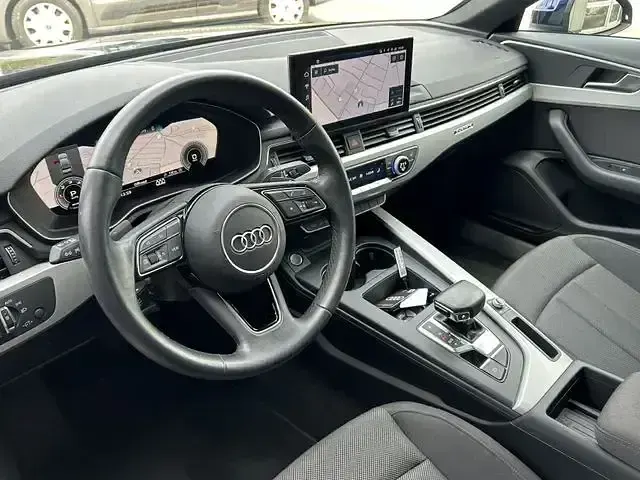 Second-hand Audi A4 Advanced 204 CP (150 kW) 2023 Albastru Berlinǎ