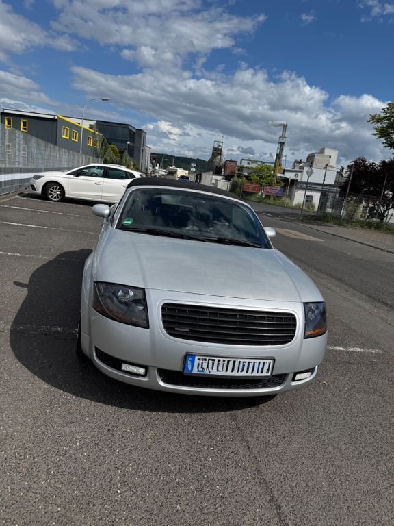 Silber Gebraucht 1999 Audi TT Roadster Sport Cabrio | 4.490 € - Bild 1/4